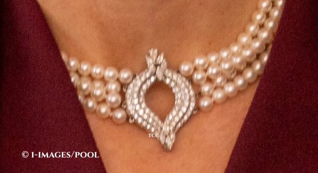 close up of Elizabeth II’s Four Row Japanese Pearl Choker