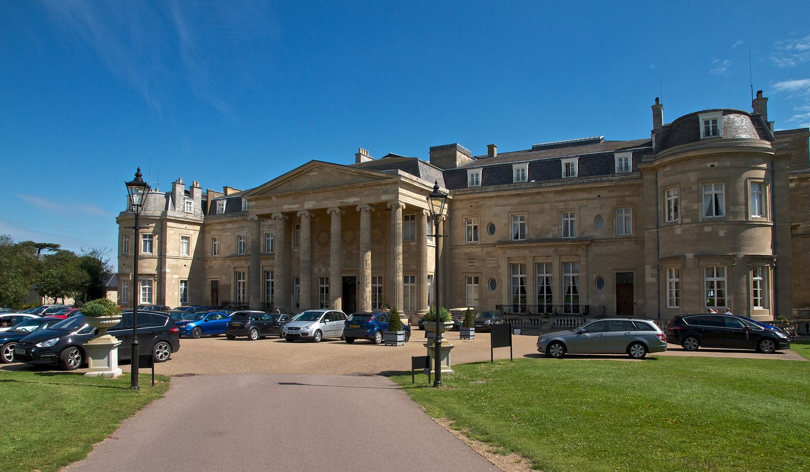 Lord of the Manor... Luton Hoo - a royal family favourite • The Crown ...