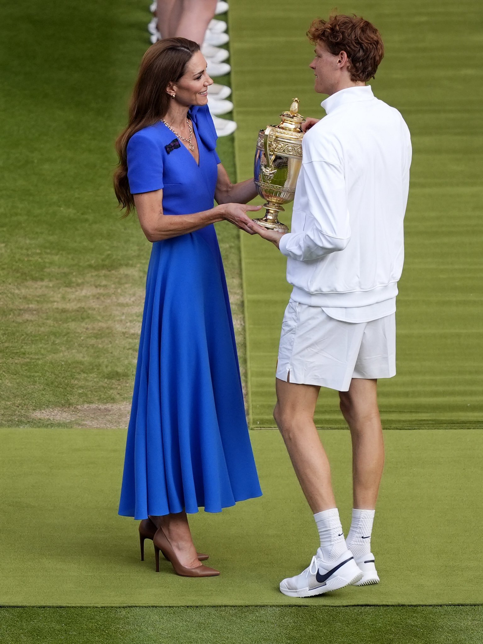 Catherine presented the winner's trophy to Sinner. (Kensington Royal)