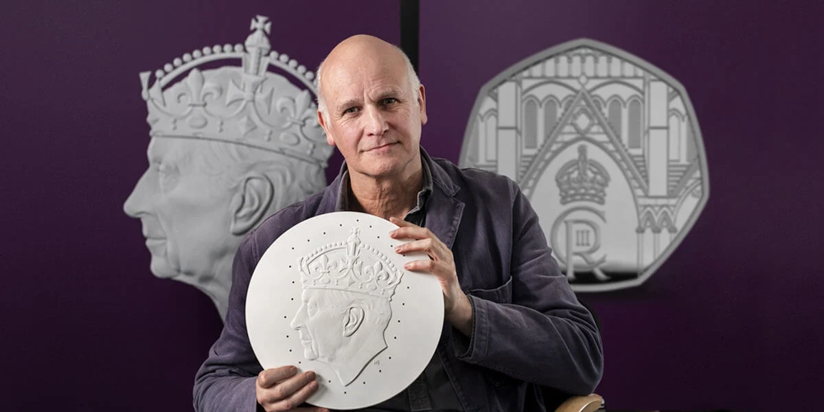Martin Jennings with a crowned portrait of The King. (Royal Mint)