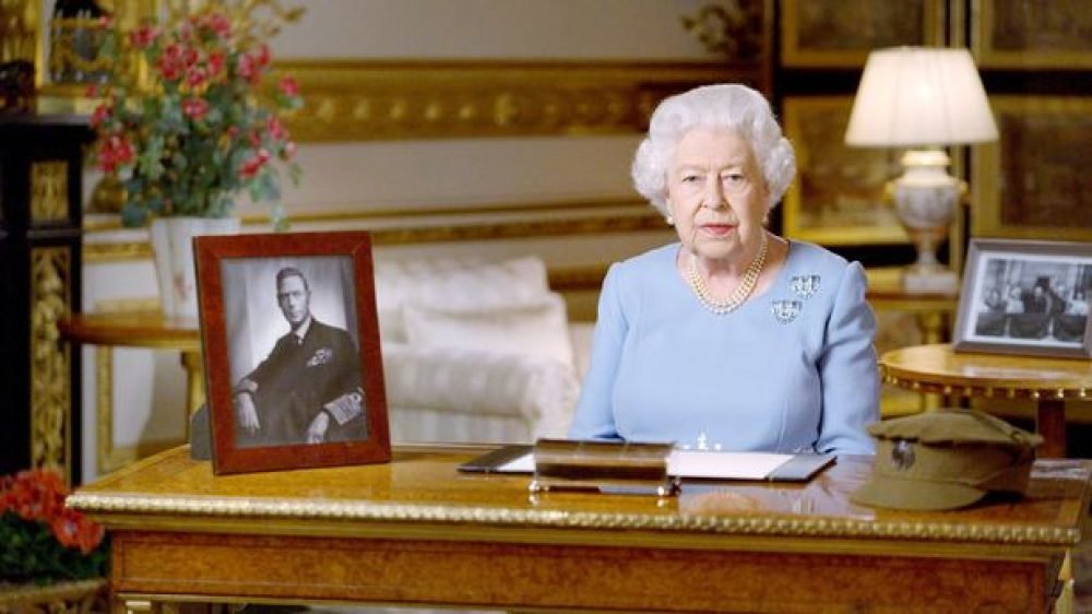 2_EMB-VEDAY75_HerMajestythe-Queen-01