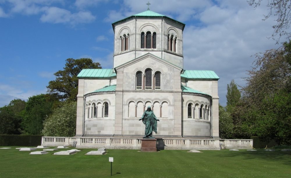 Frogmore Royal Mausoleum, with the Burial Ground and white gravestones situated right next to it (Alex David Baldi/Flickr)