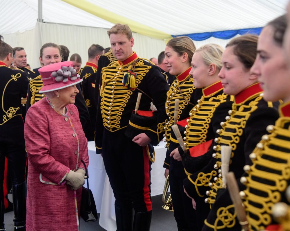 Members of The King's Troop Royal Horse Artillery speak to Her Majesty at a reception to mark their 70th anniversary. (Sgt Paul Randall RLC/ MoD)