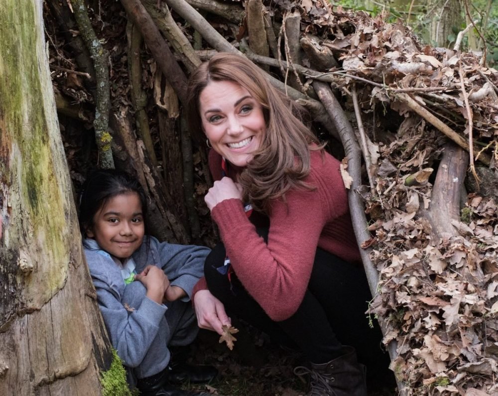 Kate tries out the Scouting den (kensington palace)
