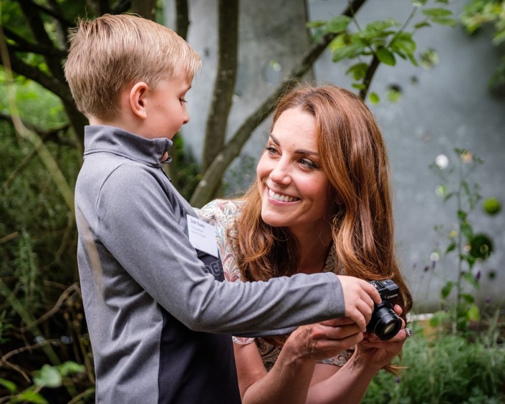 kate, the duchess of cambridge helps josh take photos (kensington royal)