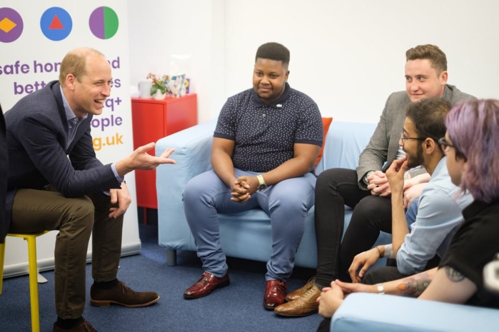 D9_qWWWWkAAOF-b the duke of cambridge talks to mentors and those supported by akt (kensington palace)
