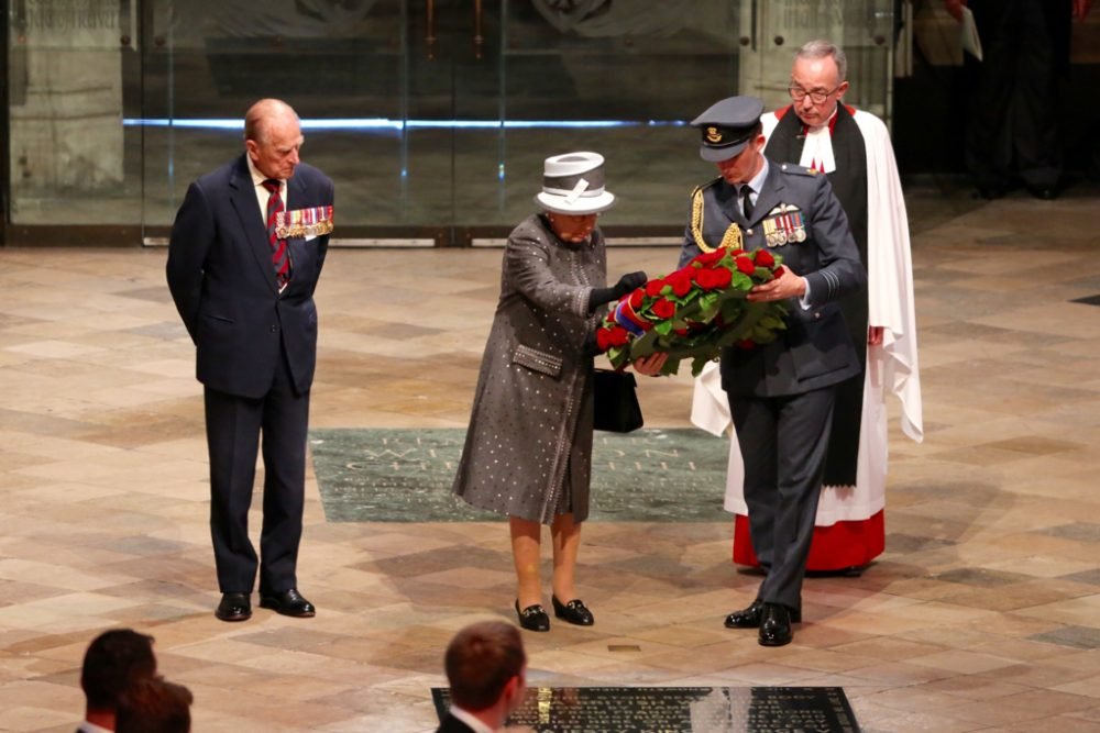 The Queen lays a wreath the grave of the Unknown Warrior, a soldier from WWI. (Ministry of Defence)