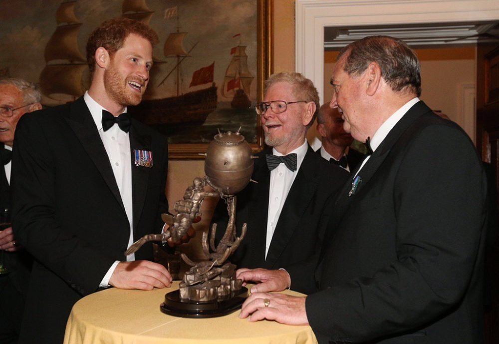 Prince Harry attended a fundraising dinner to install a statue for the diving and mine teams of the Navy Kensington Palace)