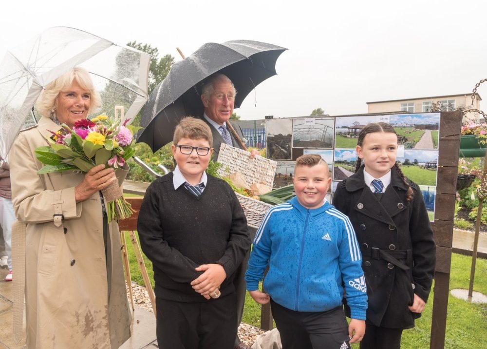 DJIdh2kXcAAAzhl Charles and Camilla enjoy the community garden of today (Clarence House)