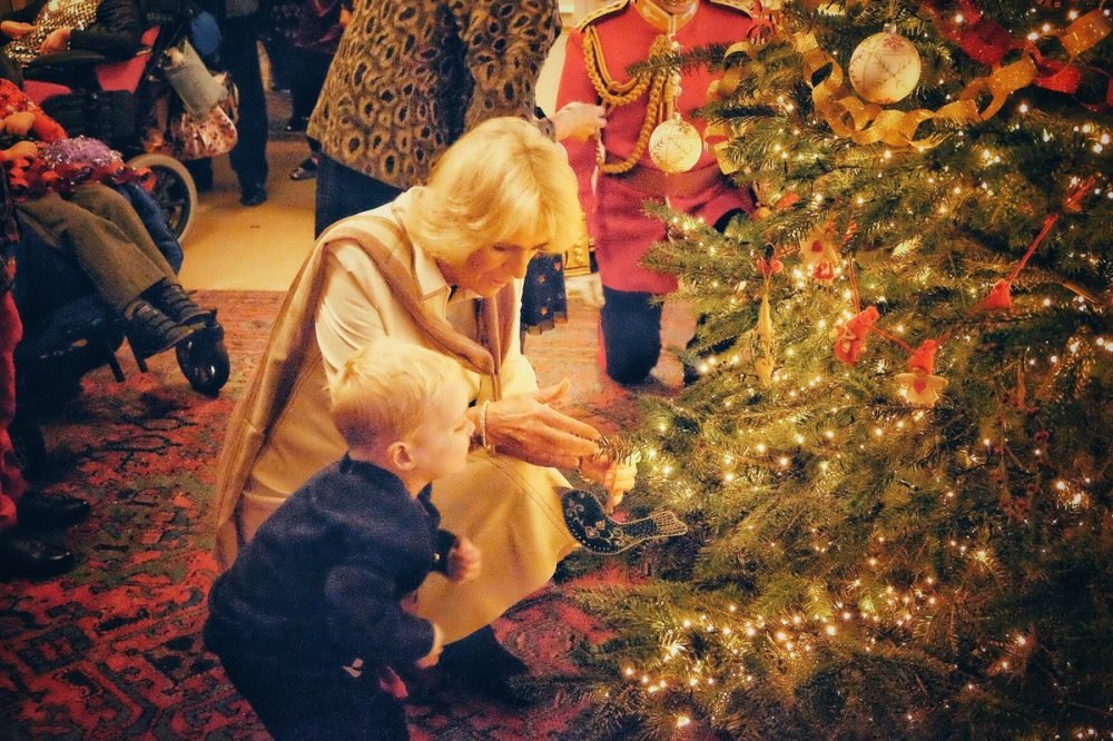 Camilla, Duchess of Cornwall decorated the Clarence House Christmas Tree with children from Helen and Douglas House (Clarence House)
