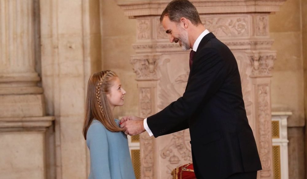 King Felipe VI presents his eldest daughter Leonor, Princess of Asturias, with the Order of the Golden Fleece (Casa de S.M. El Rey)