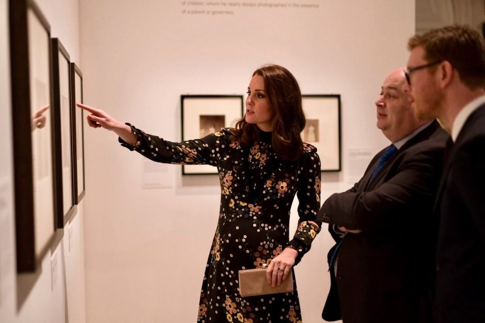 DXJ4RF8XUAAUwS0 Duchess kate views the Lewis Carroll section of the 'victorian giants' exhibition (kensington palace)