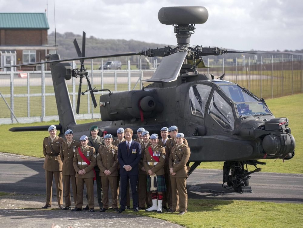 prince harry poses with the newly qualified pilots (kensington palace)