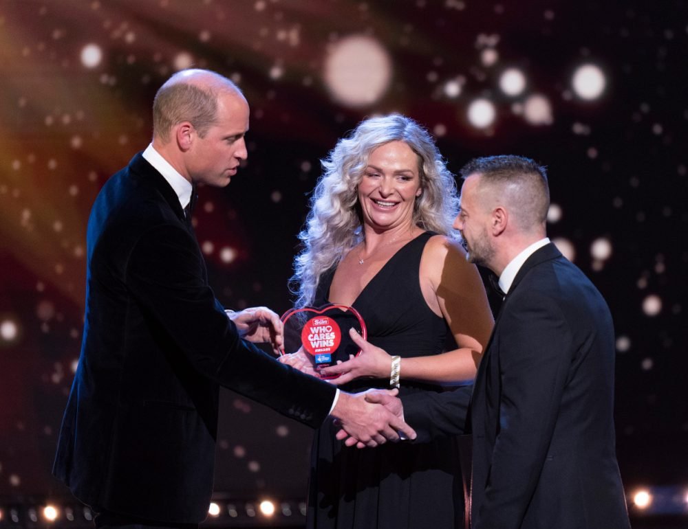 Prince William hands out the 999 Hero award to Deena Evans and Michael Hipgrave, at the Who Cares Wins Awards (@KensingtonRoyal)