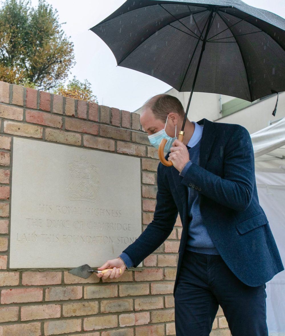 Ek20p4xXIAQ4i6h Prince William touches up the pointing on a new commemorative stone to mark the opening of the Royal Marsden's Oak Centre in Sutton (@RoyalMarsden)
