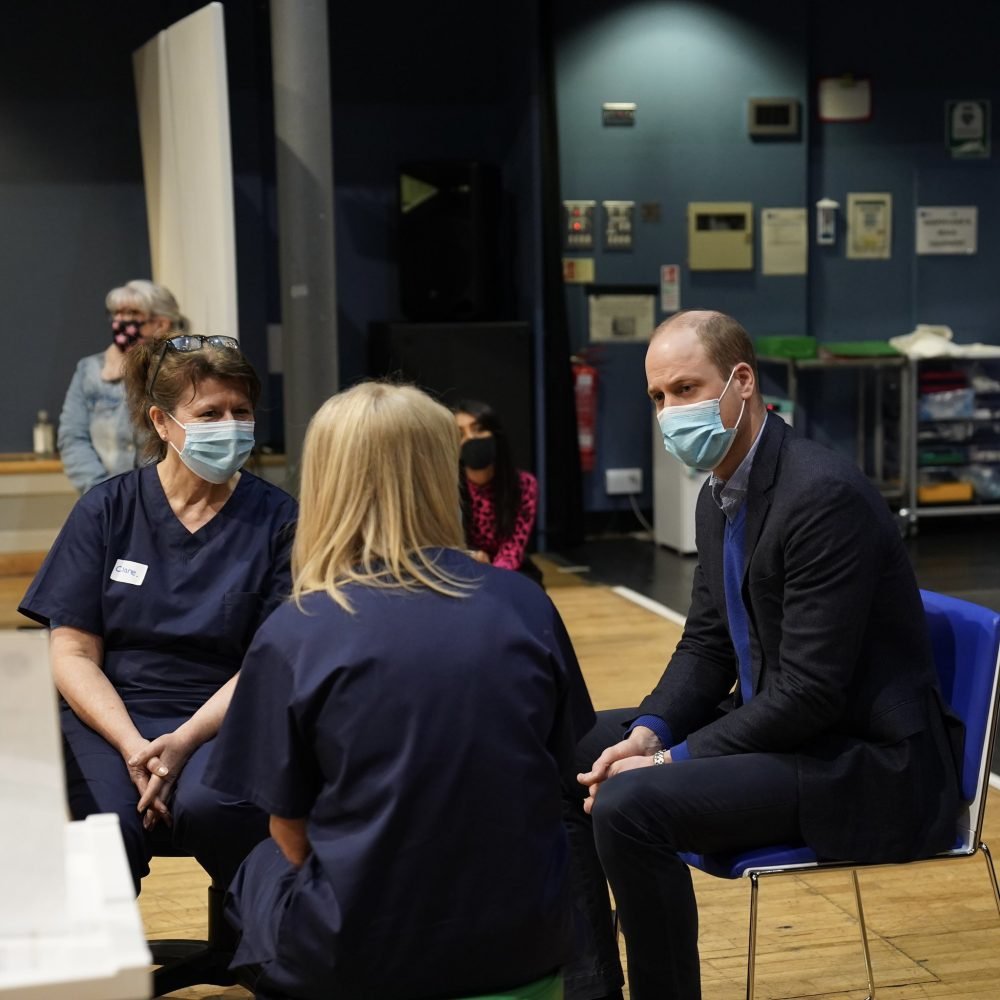 Prince William chats to staff about the Covid-19 vaccine roll out in Kings Lynn (@KensingtonRoyal)