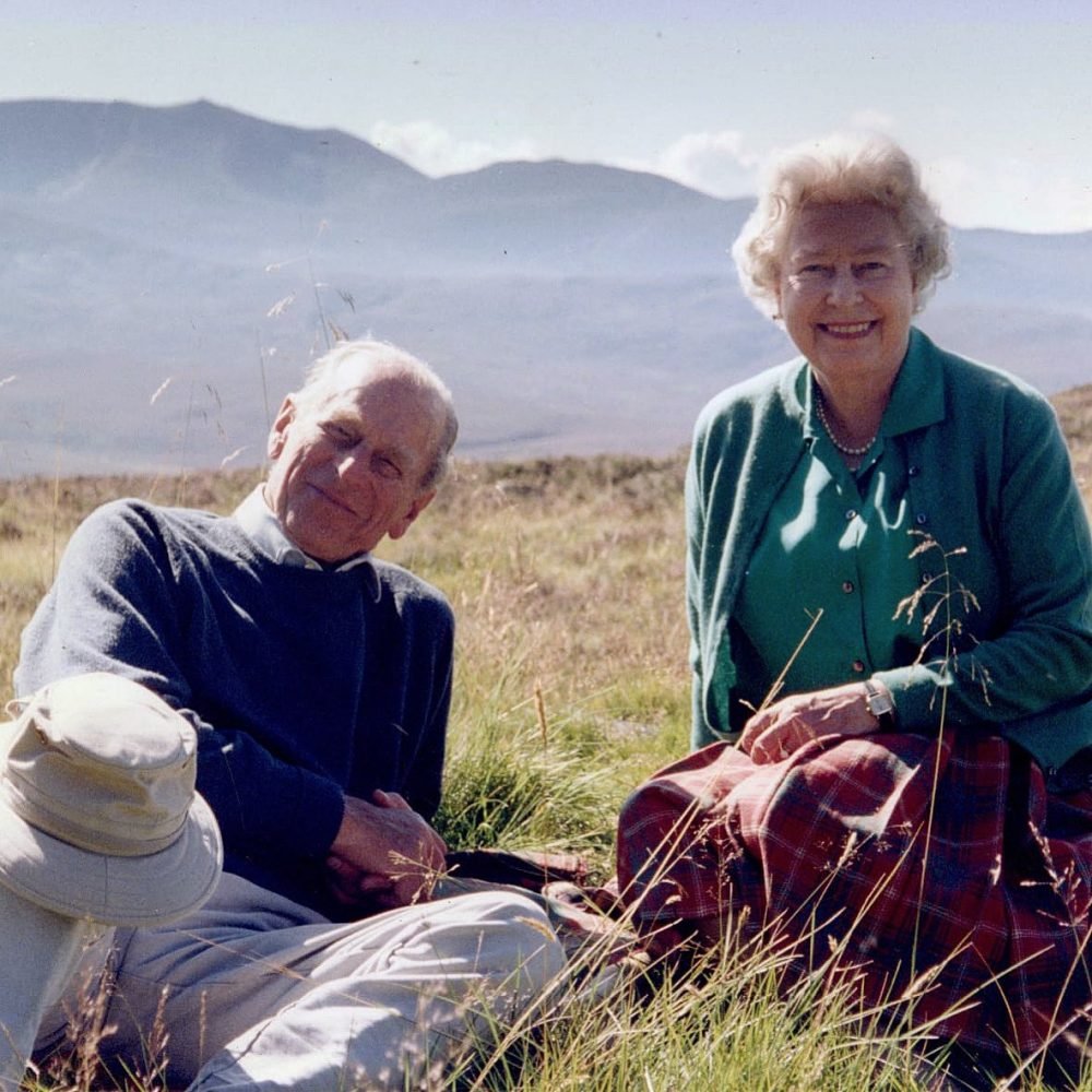 A private photo of The Queen and Prince Philip shows a happy summer holiday (@RoyalFamily)