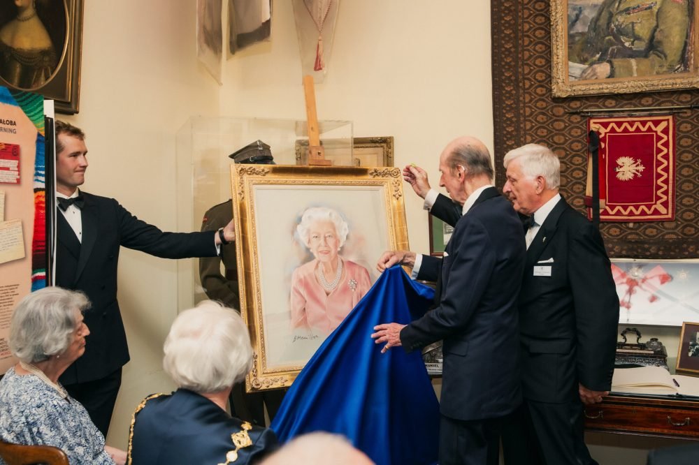 The Duke of Kent unveiled the last portrait of Elizabeth II. (Polish Heritage Society & IPMH/Twitter)