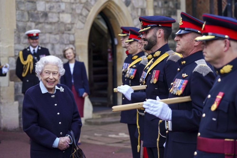 Her Majesty met troops from the Canadian military at Windsor Castle. (@RoyalFamily/Twitter)