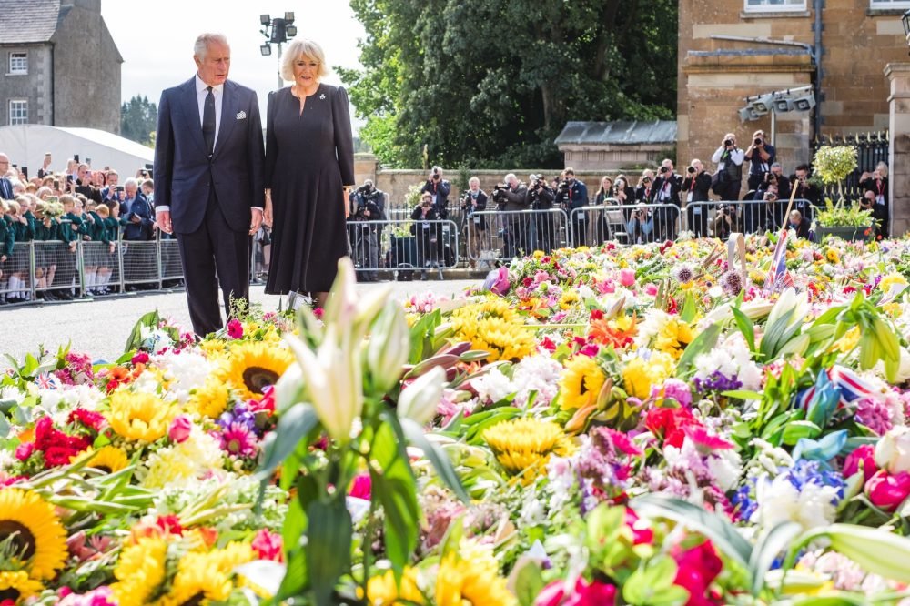 King Charles and Camilla view flowers at Hillsborough Castle (@RoyalFamily)