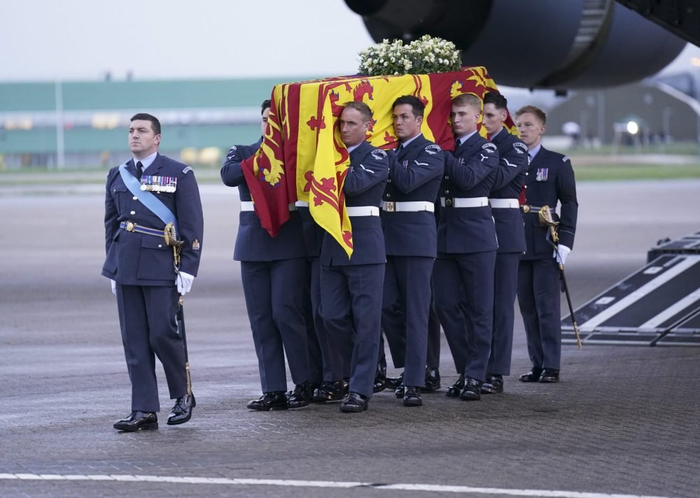 The Queen's coffin is taken off the plane at RAF Northolt (@RoyalFamily)