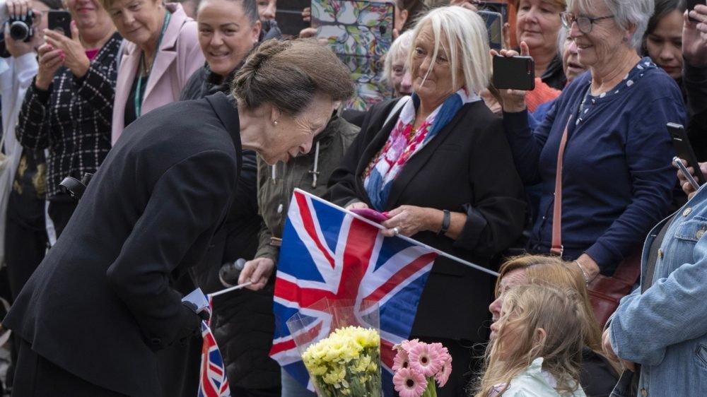 Princess Anne was touched to receive flowers for herself (@RoyalFamily)