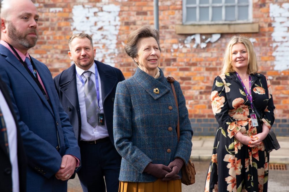Anne visit in her capacity of a charity working to tackle acid attacks. (Coronation Street).