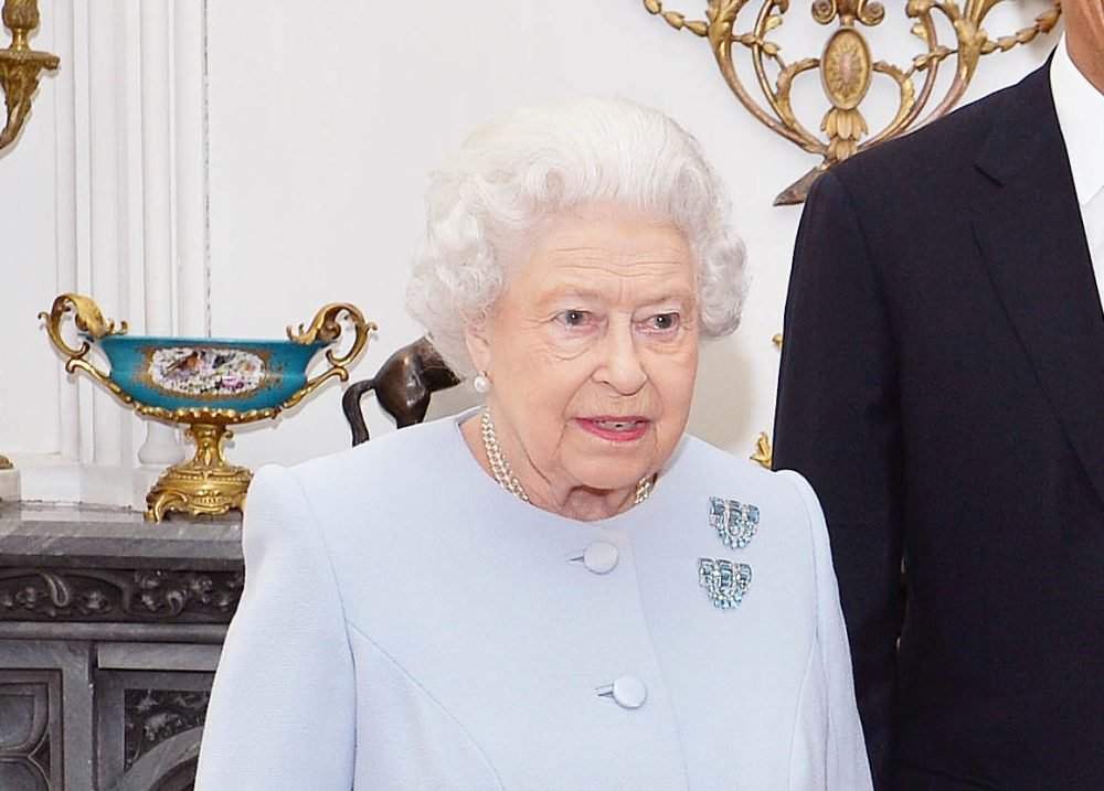Image ©Licensed to i-Images Picture Agency. 22/04/2016. London, United Kingdom. President Obama Meets the Queen. 

Queen Elizabeth II and the Duke of Edinburgh stand with the President and First Lady of the United States Barack Obama and his wife Michelle (both centre), in the Oak Room at Windsor Castle ahead of a private lunch hosted by the Queen


Picture by WPA Rota / i-Images