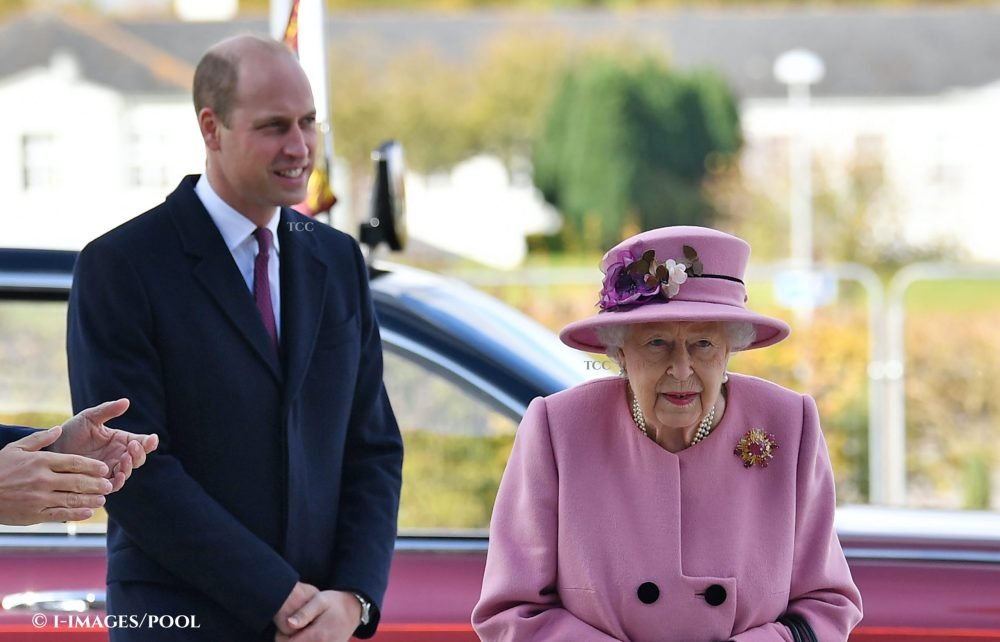 Image Licensed to i-Images Picture Agency. 15/10/2020. Salisbury, United Kingdom.  Queen Elizabeth II and Prince William, the Duke of Cambridge, during a visit to the  Defence Science and Technology Laboratory  in Porton Down, near Salisbury,United Kingdom. Picture by  i-Images / Pool