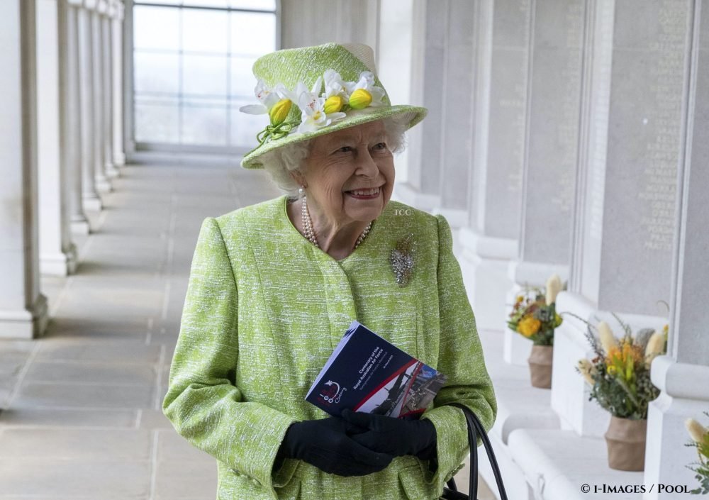The Queen has awarded the NHS a George Cross for its 73 years of service