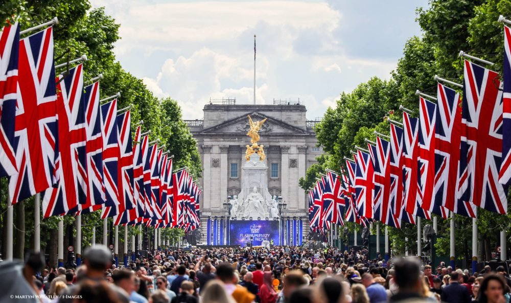 Image Licensed to i-Images Picture Agency. 01/06/2022. London, United Kingdom. Jubilee Preparation London. 

Crowds pack the Mall as people prepare for the Queens Platinum Jubilee celebrations.

Picture by Martyn Wheatley / i-Images