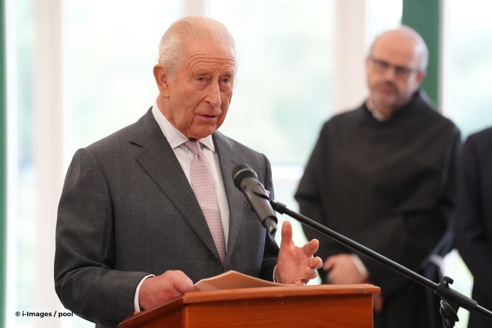 Image Licensed to i-Images Picture Agency. 17/09/2026. Cumnock, Scotland , United Kingdom. King Charles III with leaders from the artificial intelligence sector, at an AI summit he convened at Dumfries House in  Scotland, United Kingdom. Picture by  i-Images / Pool
