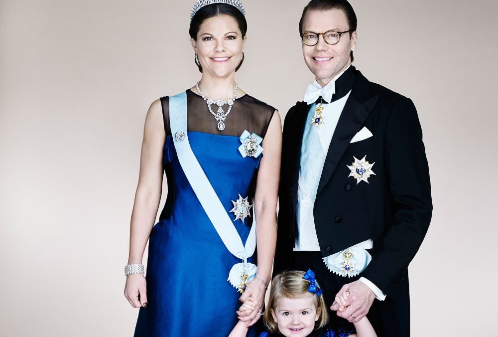 H.K.H. Kronprinsessan Victoria / H.R.H. Crown Princess Victoria
H.K.H. Prins Daniel / H.R.H. Prince Daniel
H.K.H. Prinsessan Estelle / H.R.H. Princess Estelle
