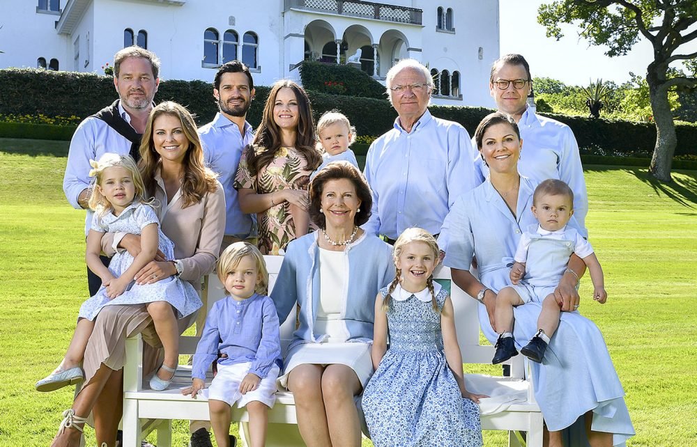 The Swedish Royal Family gathered for a photo on their holiday (Kungahuset)