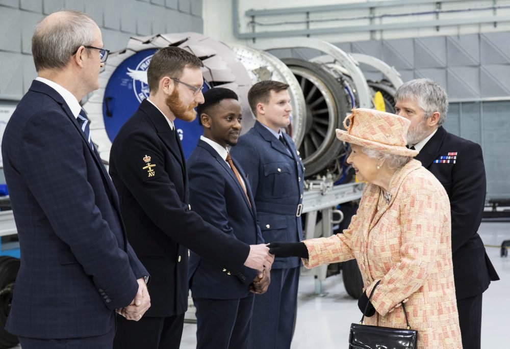 The Queen greeting members of personnel, both serving and civilian in the Integrated Training Centre (ITC) at RAF Marham. (MOD)