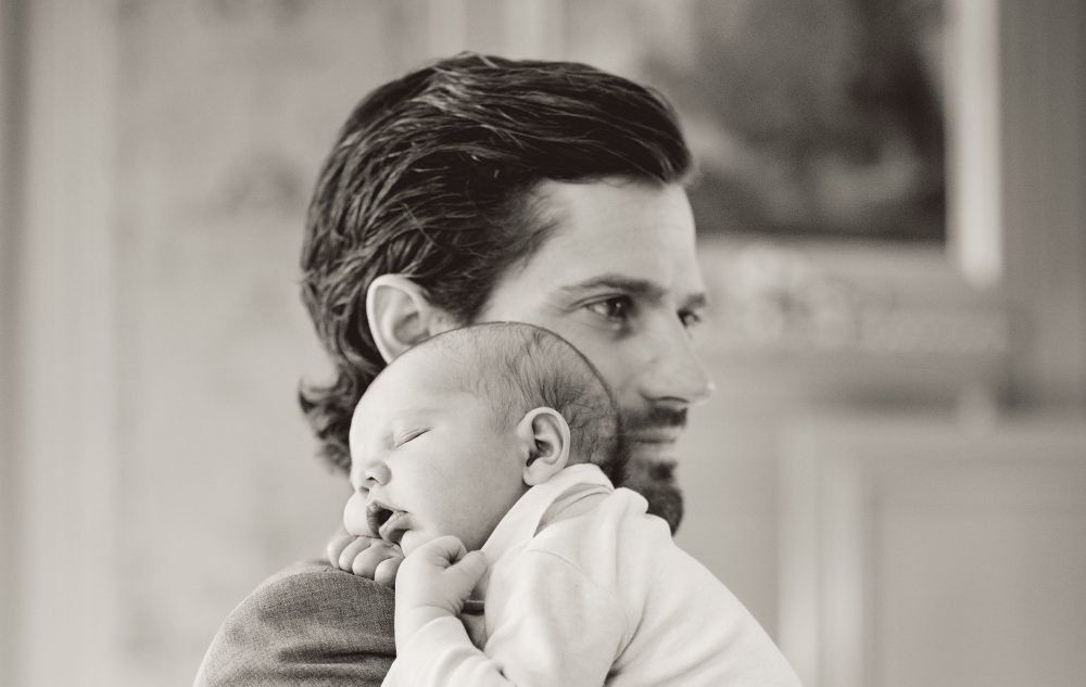 Prins Carl Philip och Prins Alexander. Drottningholms slott. Maj 2016. Prince Carl Philip with Prince Alexander in photos released for his birthday. Kungahuset.