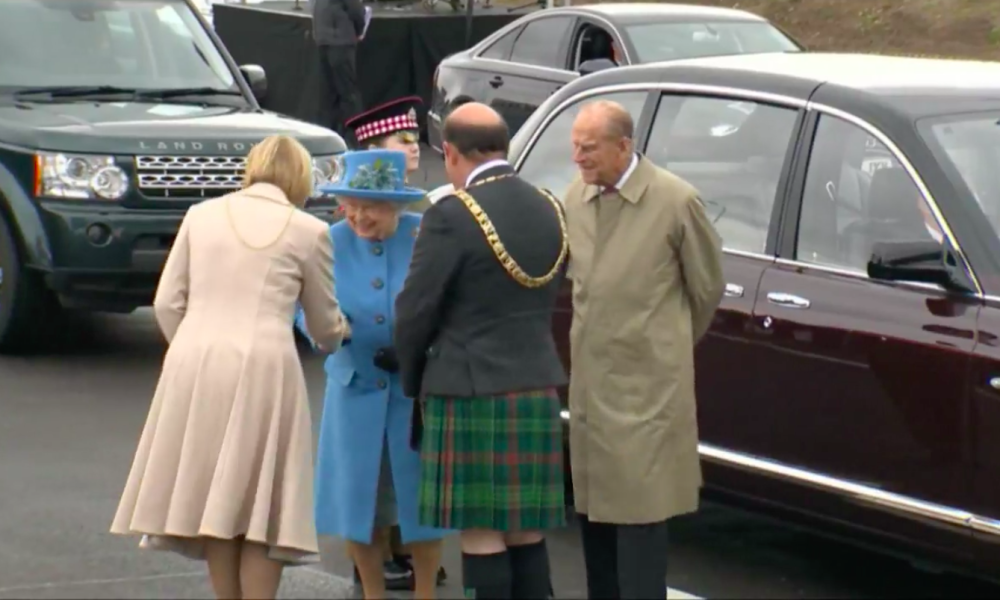 The Queen and Duke of Edinburgh arrive on the Queensferry bridge (Queensferry live stream)