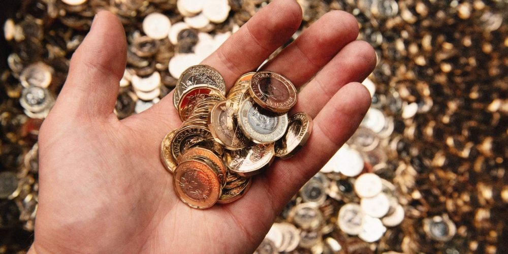 A selection of Charles III £1 coins (Royal Mint)