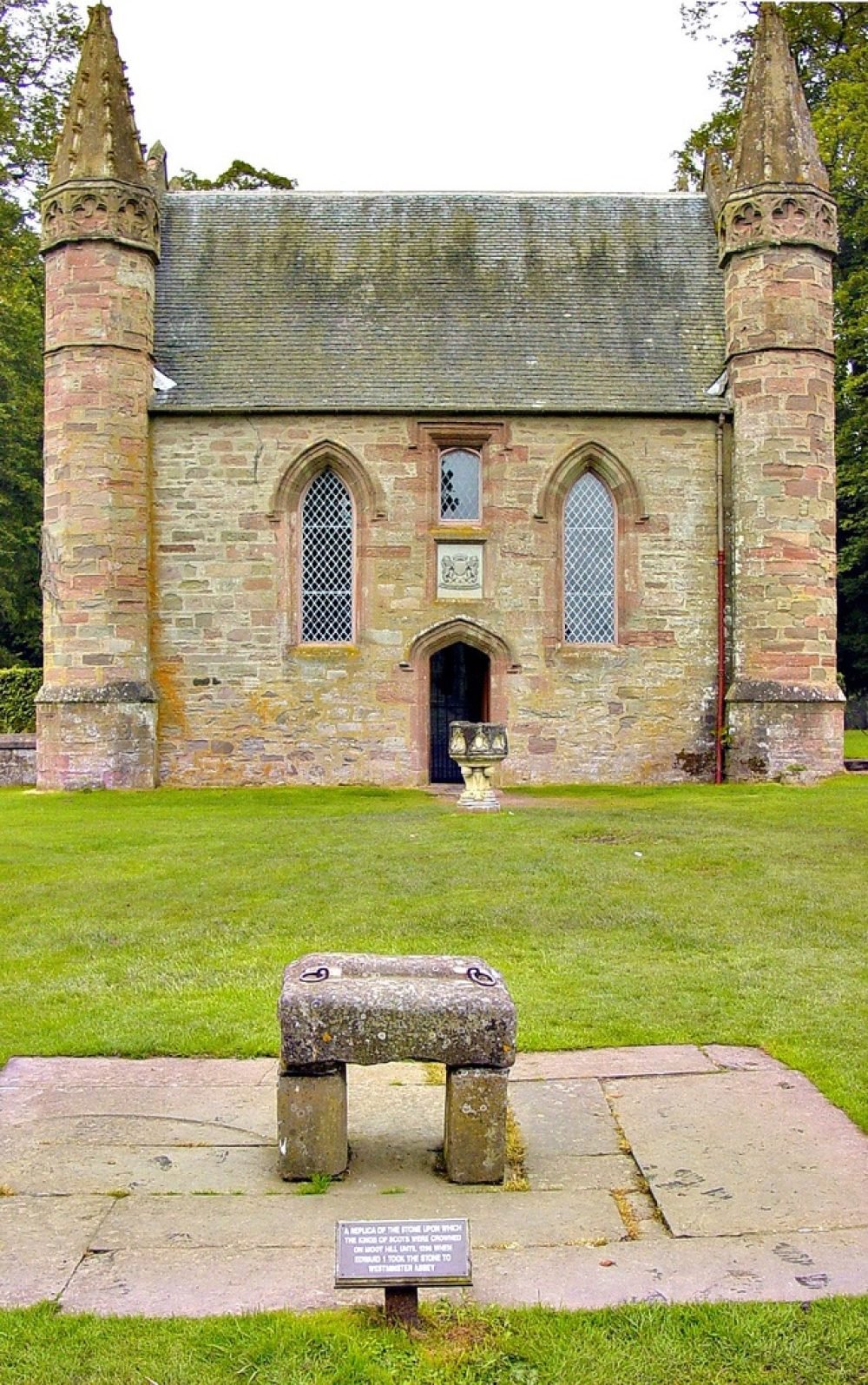 A replica of the Stone of Destiny is kept at Scone Palace. (Bill Jay/Flickr)