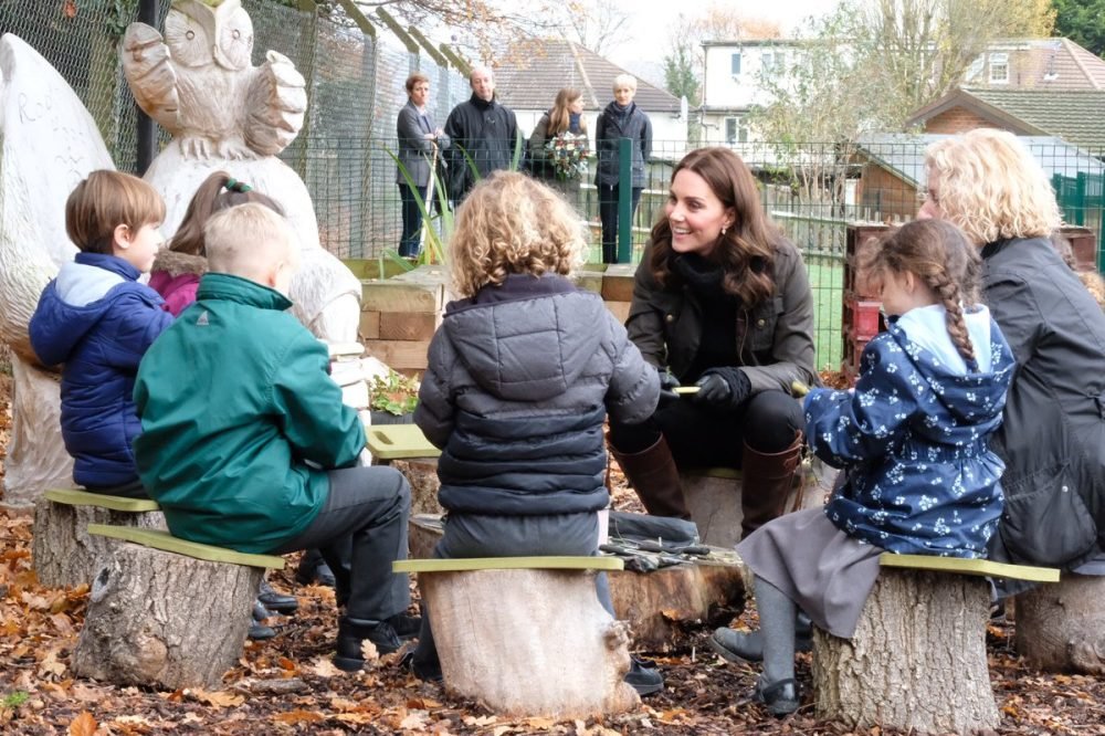 The Duchess of Cambridge shows off her gardening skills at Robin Hood primary school (C/ @KensingtonRoyal Twitter)