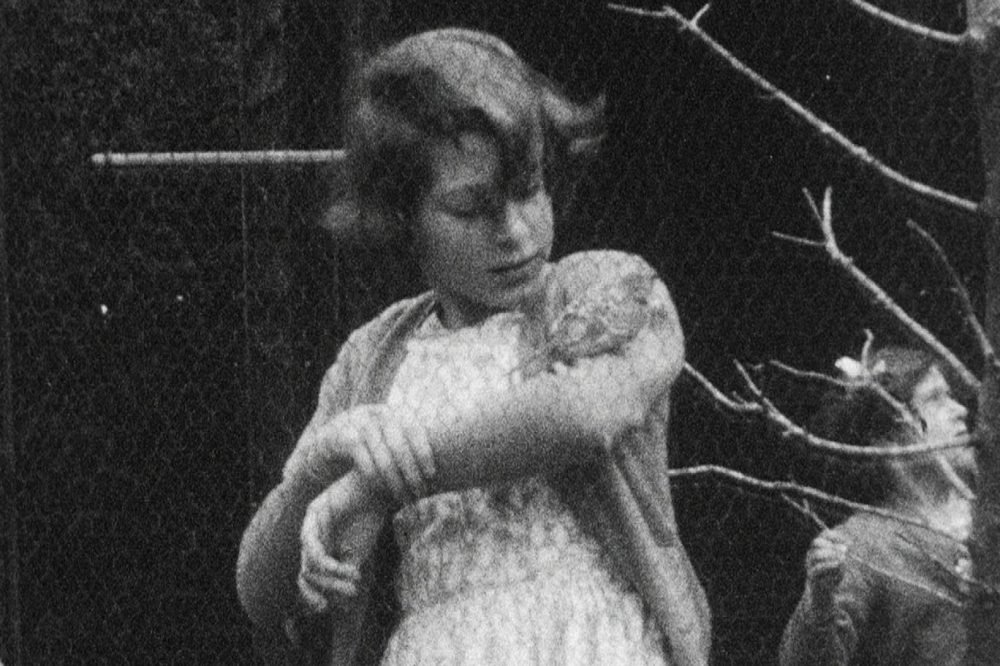 queen1 Princess Elizabeth with a bird on her arm. HM Queen Elizabeth II 2016