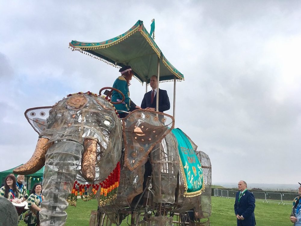 Prince William admires Harminder, a mechanical elephant made entirely from recycled materials (C/ @KensingtonRoyal Twitter)